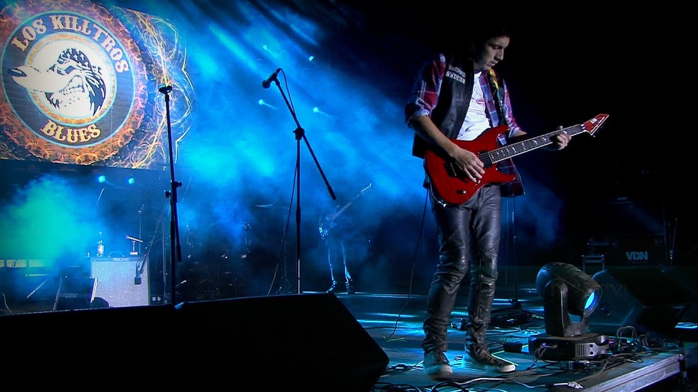 Los Killtros Blues en vivo con el logo de la banda al fondo