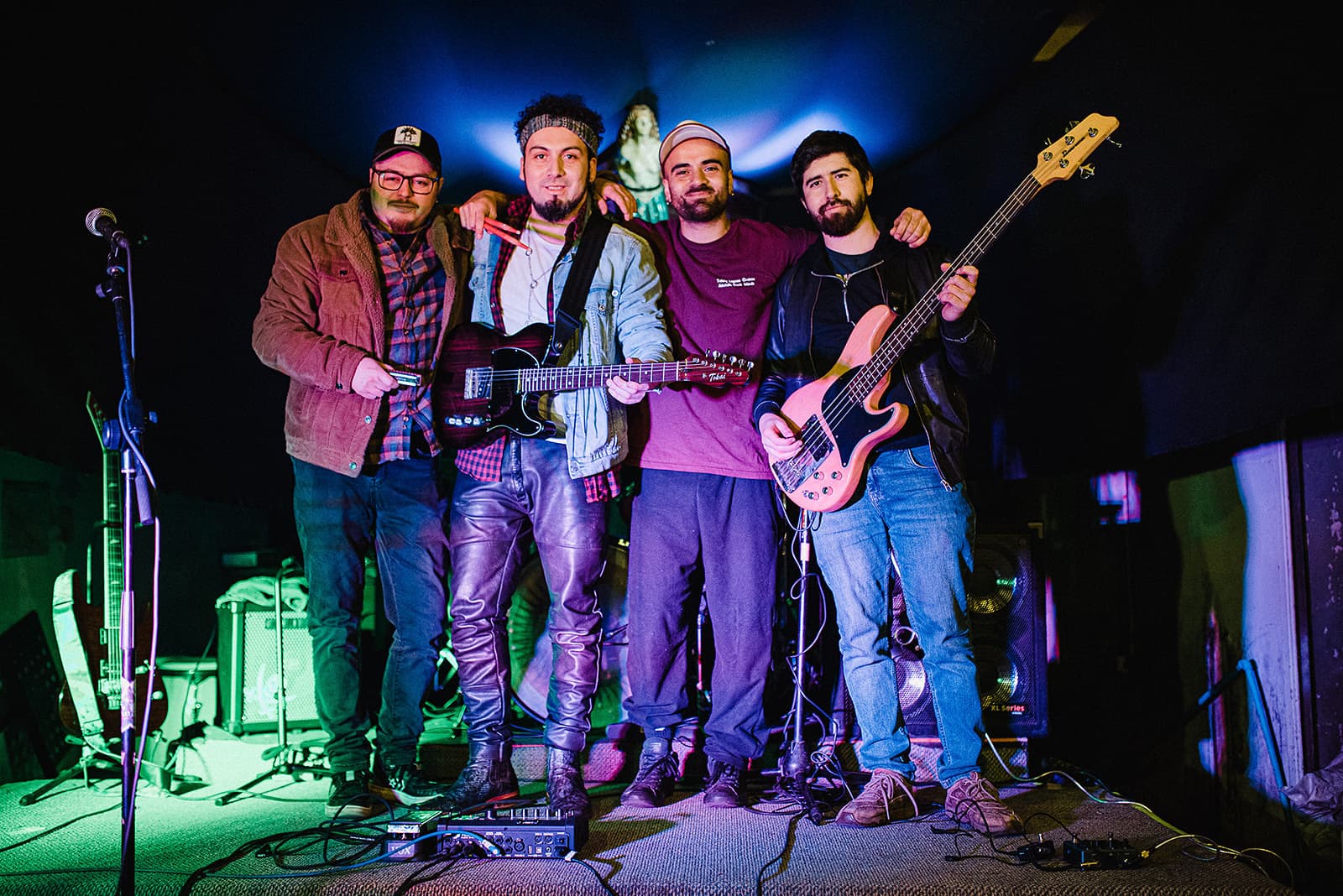 Los Killtros Blues en el escenario con sus instrumentos