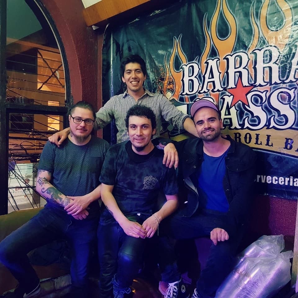 Los Killtros Blues posando frente al bar BarraBas