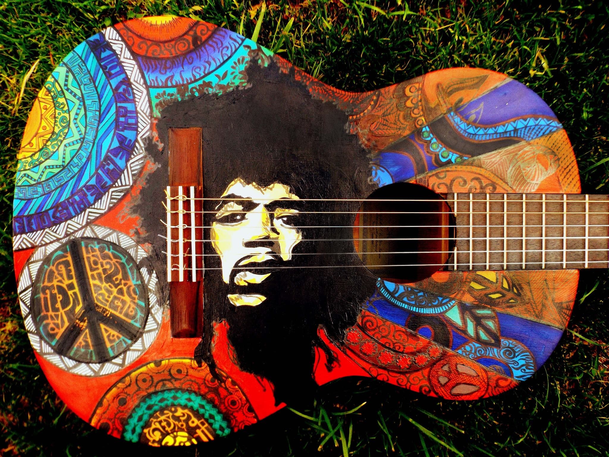 Guitarra Yamaha C60 pintada con un diseño psicodélico