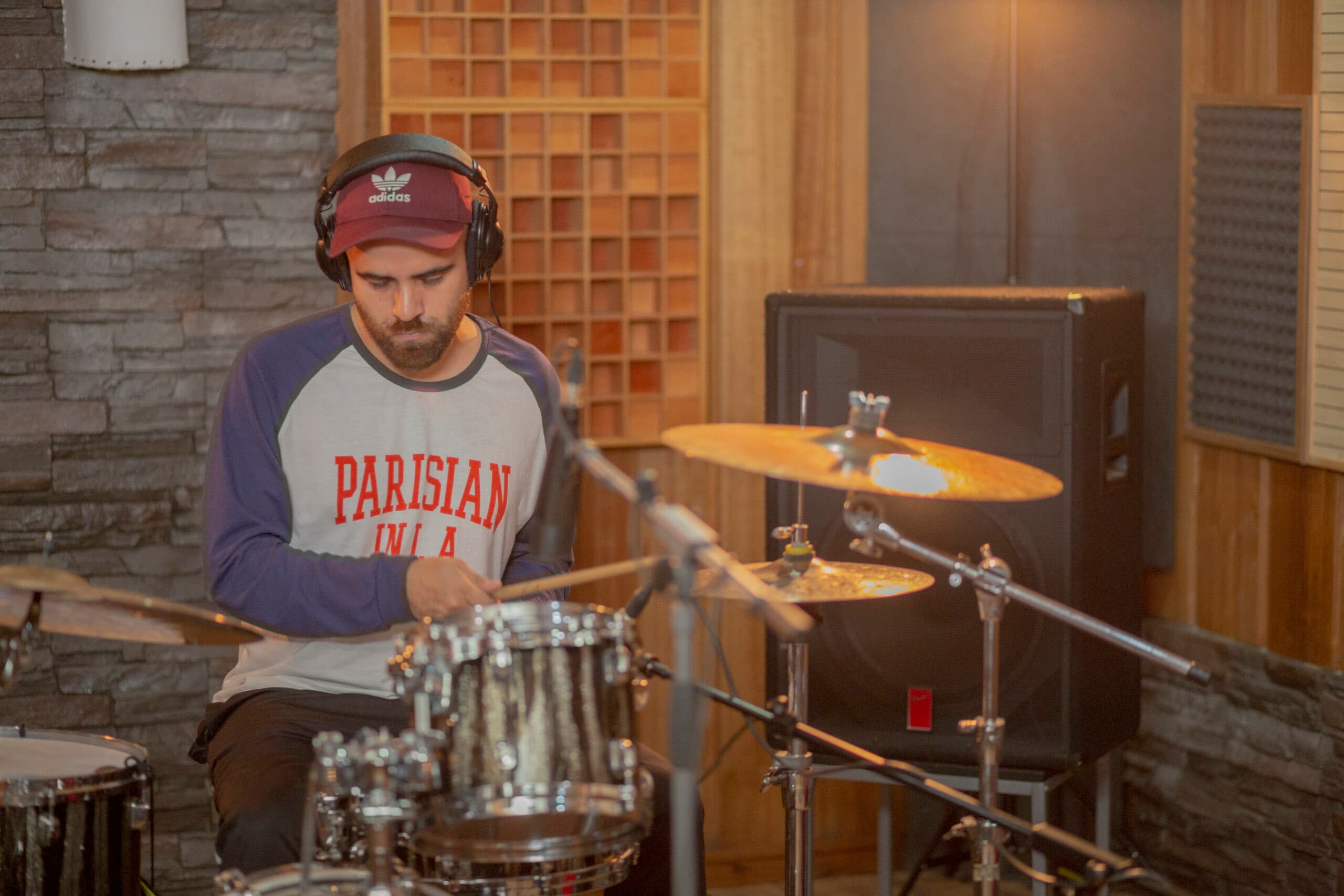 Sebastián Olavarría tocando la batería en el estudio
